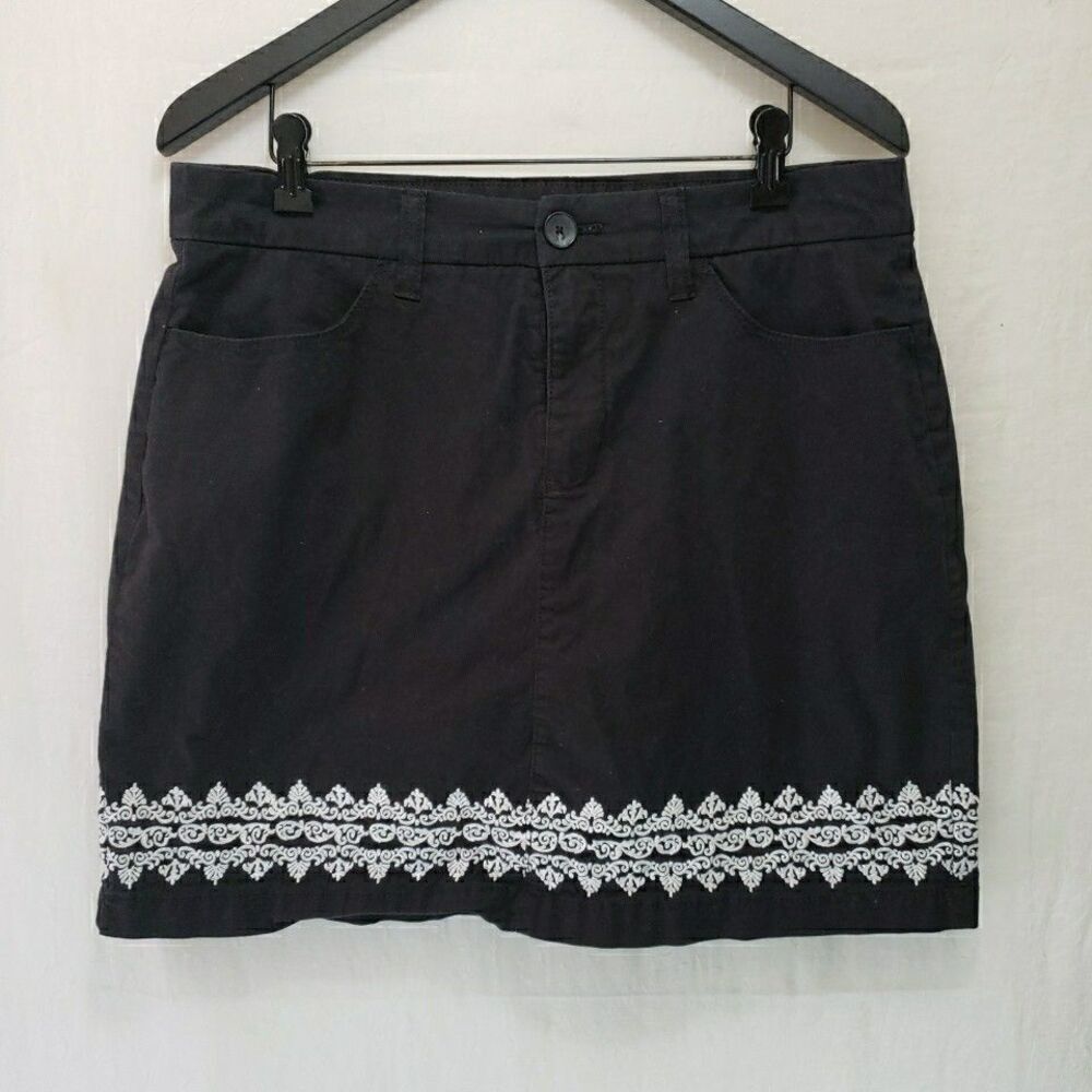 Croft & Barrow Black SKORT Womens Size 12 White Embroidered Pockets Zip Stretch